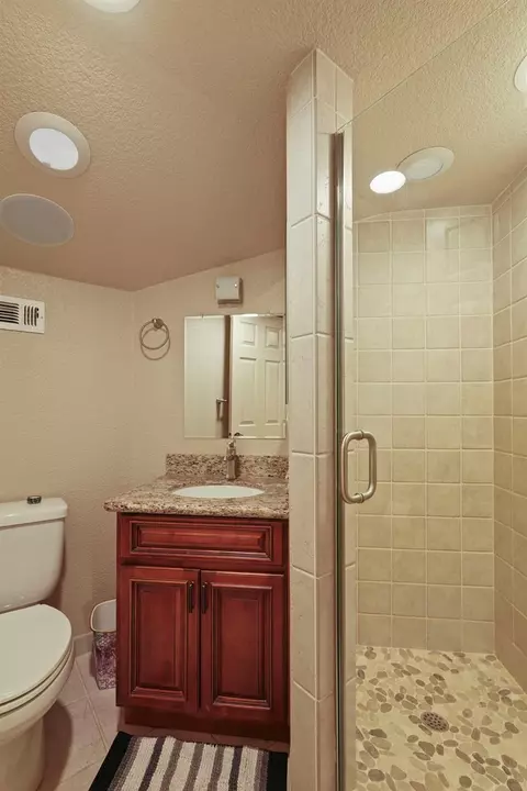 Bath - 17700 N Kennison Ln, Lodi, CA 95240 photo 9 of 10