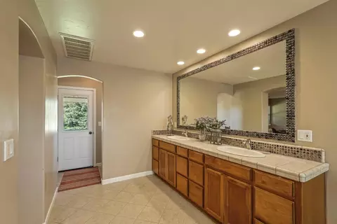 Bath - 17700 N Kennison Ln, Lodi, CA 95240 photo 6 of 10