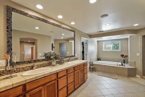 Bath - 17700 N Kennison Ln, Lodi, CA 95240 photo 5 of 10