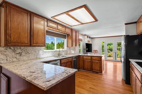 Kitchen - 27701 S Fairoaks Rd, Tracy, CA 95304 photo 5 of 7