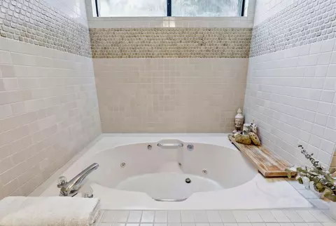 Bath - 26960 El Macero Dr, El Macero, CA 95618 photo 4 of 10