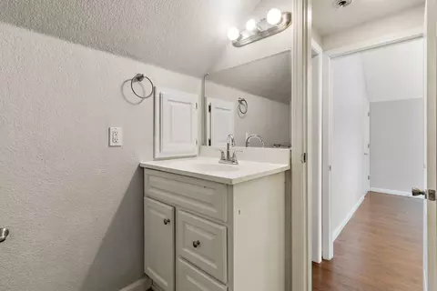 Bath - 6512 Landis Ave, Carmichael, CA 95608 photo 5 of 6