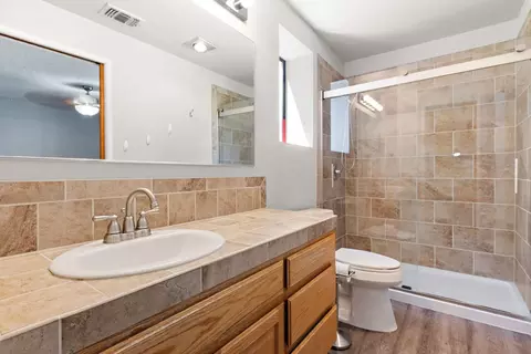 Bath - 6512 Landis Ave, Carmichael, CA 95608 photo 6 of 6