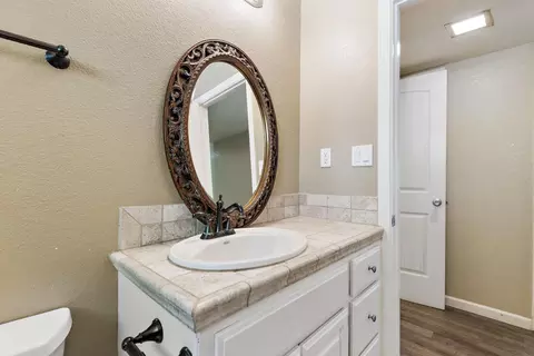 Bath - 6512 Landis Ave, Carmichael, CA 95608 photo 4 of 6