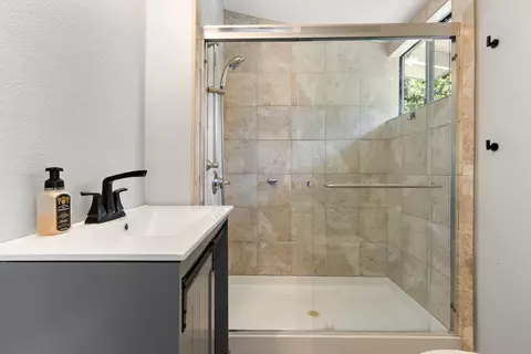 Bath - 6512 Landis Ave, Carmichael, CA 95608 photo 2 of 6