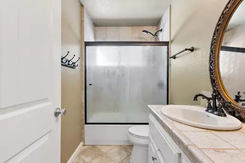 Bath - 6512 Landis Ave, Carmichael, CA 95608 photo 3 of 6