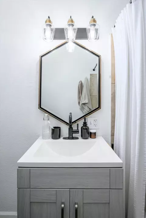 Bath - 516 East St, Winters, CA 95694 photo 2 of 2