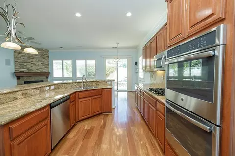 Kitchen - 2001 Dayton Ave, Modesto, CA 95356 photo 9 of 14