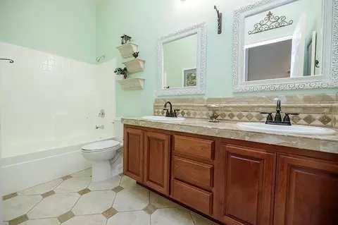 Bath - 2001 Dayton Ave, Modesto, CA 95356 photo 3 of 6