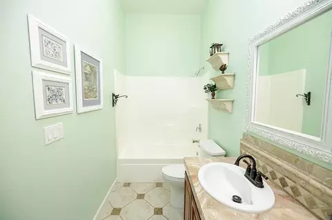 Bath - 2001 Dayton Ave, Modesto, CA 95356 photo 4 of 6