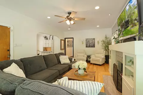 Living - 515 Myrtle Ave, Modesto, CA 95350 photo 2 of 3