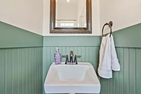 Bath - 515 Myrtle Ave, Modesto, CA 95350 photo 2 of 7