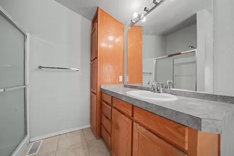Bath - 3155 Hawver Rd, San Andreas, CA 95249 photo 2 of 5