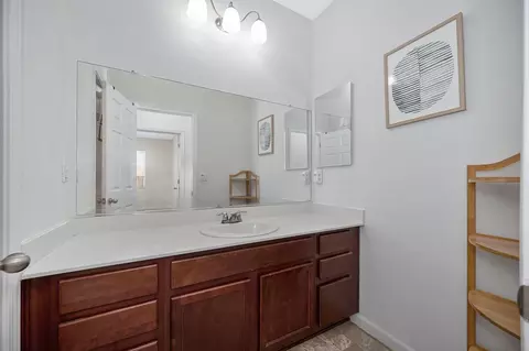 Bath - 21109 Varietal Ct, Patterson, CA 95363 photo 1 of 6