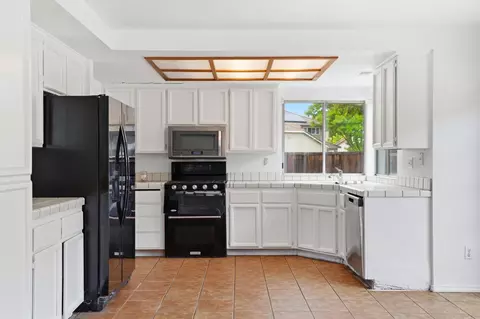 Kitchen - 635 Menay Dr, Tracy, CA 95376 photo 2 of 4