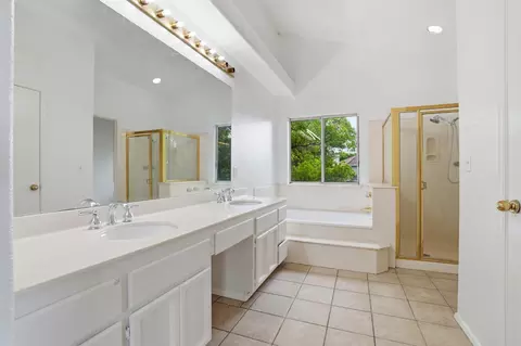 Bath - 635 Menay Dr, Tracy, CA 95376 photo 2 of 4