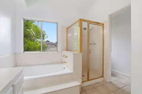Bath - 635 Menay Dr, Tracy, CA 95376 photo 3 of 4