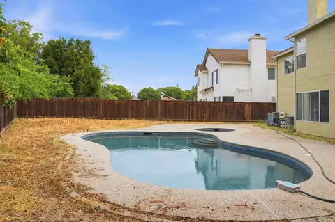 Exterior - 635 Menay Dr, Tracy, CA 95376 photo 6 of 10