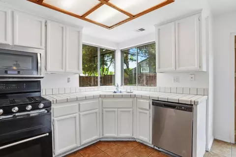 Kitchen - 635 Menay Dr, Tracy, CA 95376 photo 4 of 4