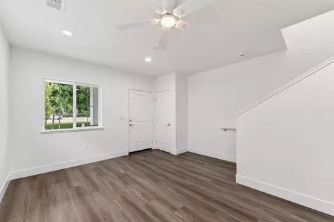 Living - 3021 Havencove Way, Modesto, CA 95355 photo 2 of 3