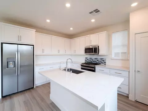 Kitchen - 1789 Jade Pl, Tracy, CA 95377 photo 2 of 3