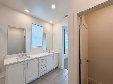Bath - 1789 Jade Pl, Tracy, CA 95377 photo 2 of 7