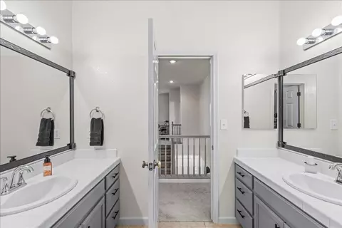 Bath - 1164 Silver Brook Pl, Manteca, CA 95337 photo 4 of 7