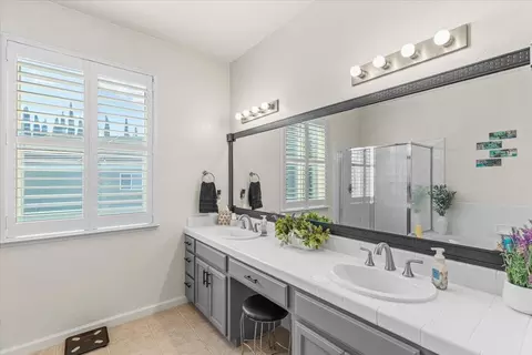 Bath - 1164 Silver Brook Pl, Manteca, CA 95337 photo 6 of 7