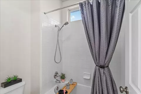 Bath - 1164 Silver Brook Pl, Manteca, CA 95337 photo 3 of 7