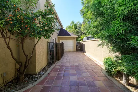 Exterior - 2708 Lake Front Ct, Modesto, CA 95355 photo 3 of 10