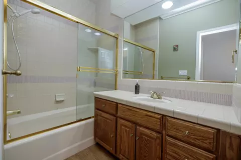 Bath - 2708 Lake Front Ct, Modesto, CA 95355 photo 1 of 6