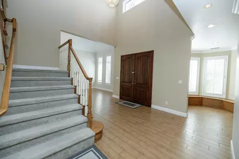 Entry Way - 2708 Lake Front Ct, Modesto, CA 95355 photo 2 of 5