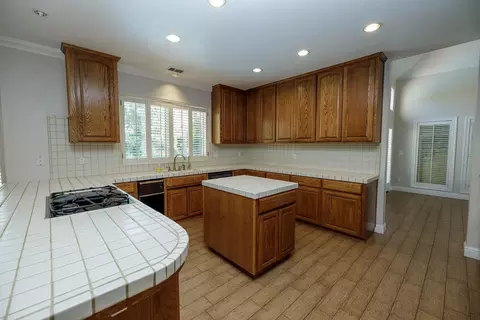 Kitchen - 2708 Lake Front Ct, Modesto, CA 95355 photo 2 of 4