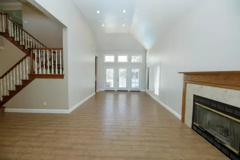 Living - 2708 Lake Front Ct, Modesto, CA 95355 photo 2 of 9