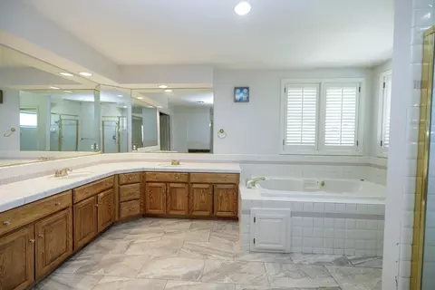 Bath - 2708 Lake Front Ct, Modesto, CA 95355 photo 3 of 6