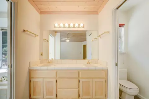 Bath - 16479 Brewer Rd, Grass Valley, CA 95949 photo 2 of 3