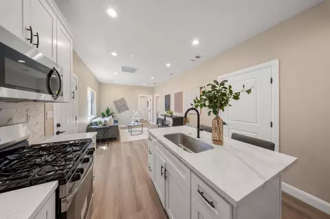 Entry Way - 821 Nevada St, Manteca, CA 95337 photo 5 of 7