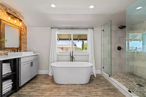 Bath - 747 Palm Ave, Ripon, CA 95366 photo 3 of 5