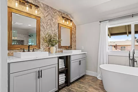 Bath - 747 Palm Ave, Ripon, CA 95366 photo 4 of 5