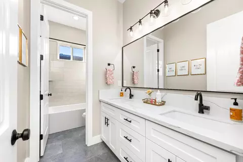 Bath - 2022 Ritchie St, Folsom, CA 95630 photo 1 of 7