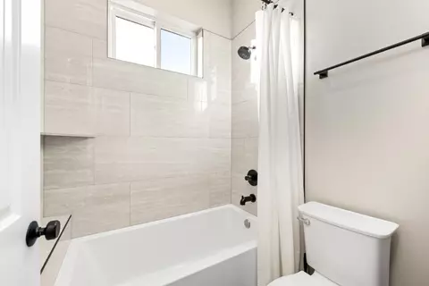 Bath - 2022 Ritchie St, Folsom, CA 95630 photo 2 of 7