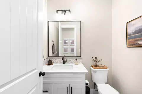 Bath - 2022 Ritchie St, Folsom, CA 95630 photo 4 of 7