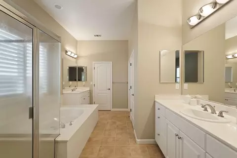 Bath - 2088 Incline Dr, Lodi, CA 95242 photo 3 of 4