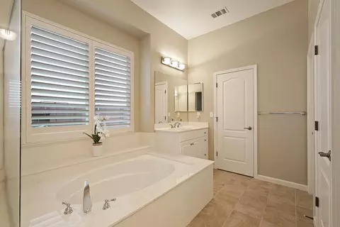 Bath - 2088 Incline Dr, Lodi, CA 95242 photo 4 of 4
