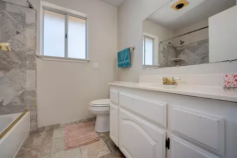 Bath - 4427 E Catlett Rd, Lincoln, CA 95648 photo 2 of 4
