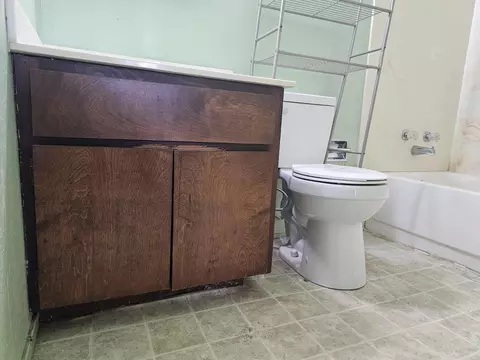Bath - 1108 Washington Ave, Winters, CA 95694 photo 1 of 2