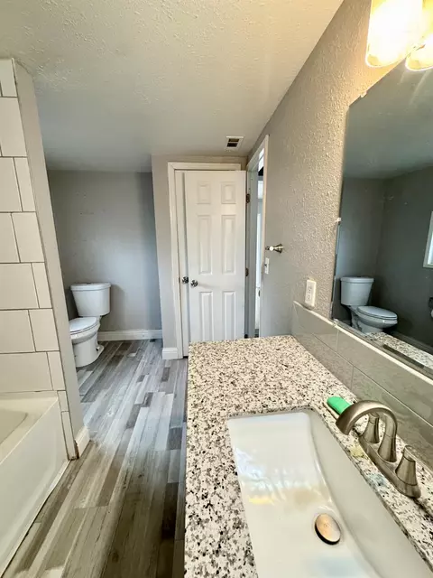 Bath - 522 Wolfe Ave, Turlock, CA 95380 photo 9 of 10