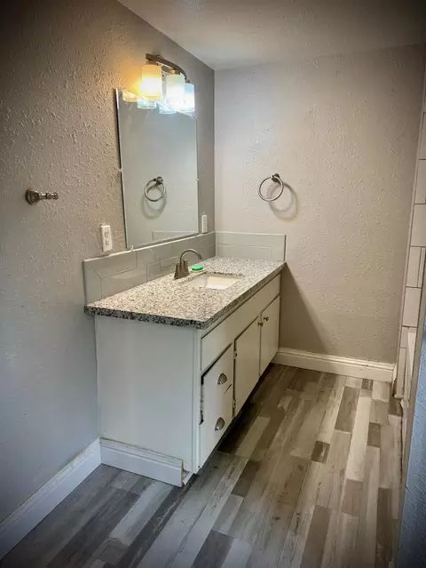 Bath - 522 Wolfe Ave, Turlock, CA 95380 photo 3 of 10