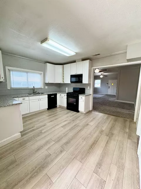 Kitchen - 522 Wolfe Ave, Turlock, CA 95380 photo 3 of 15