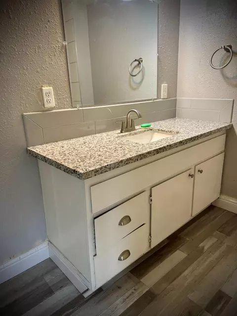 Bath - 522 Wolfe Ave, Turlock, CA 95380 photo 4 of 10